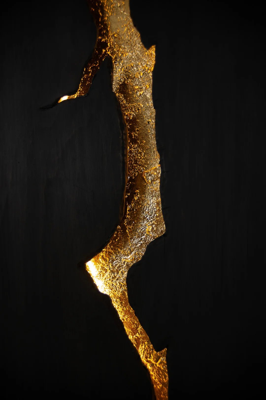 Dettaglio 1 di Aletheia: materia e foglia d'oro