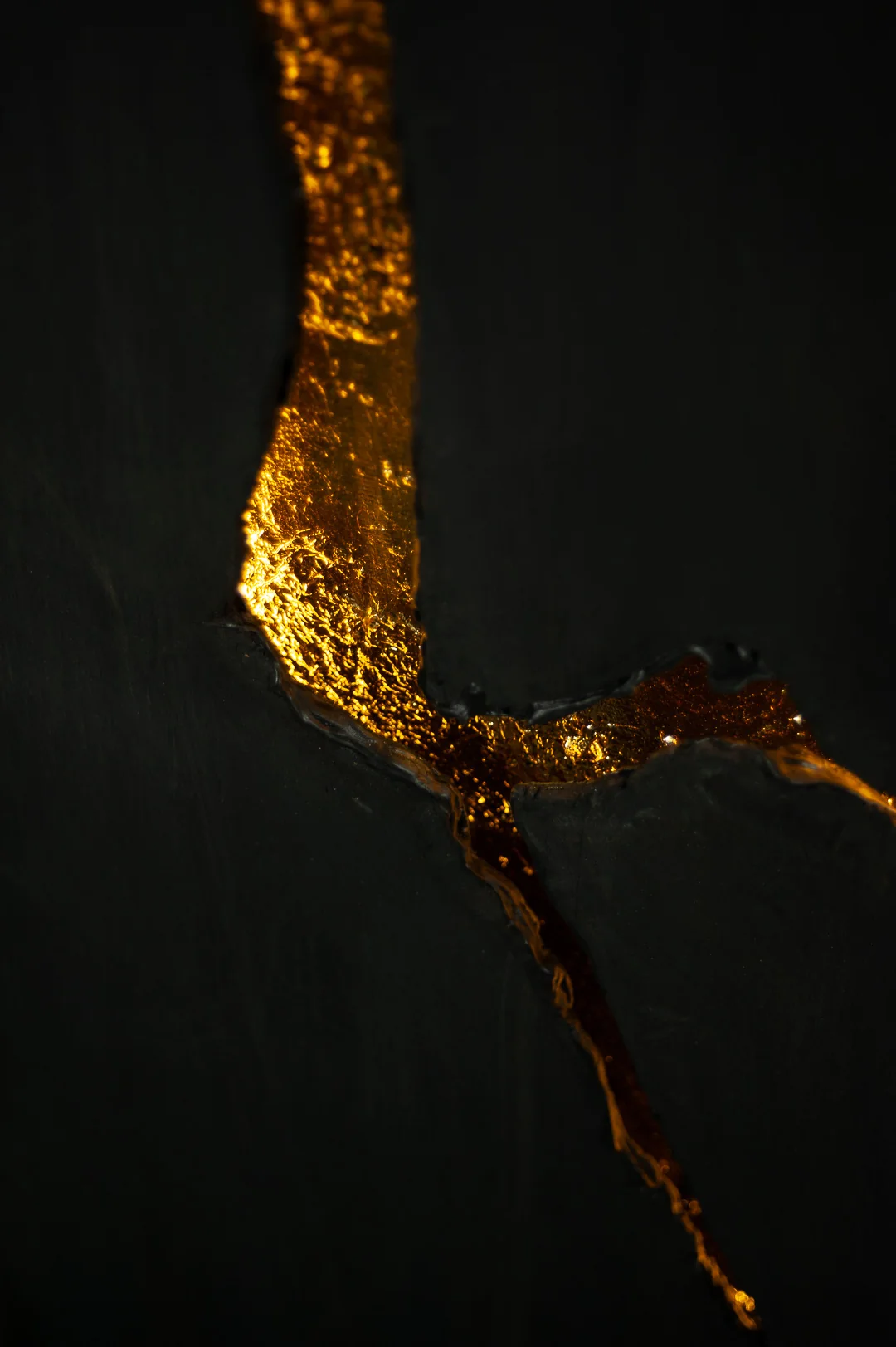Dettaglio 2 di Aletheia: materia e foglia d'oro