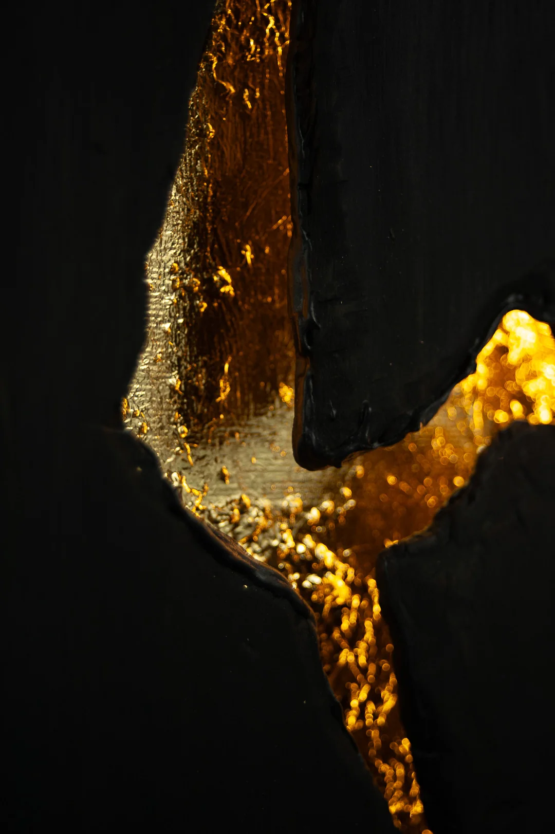 Dettaglio 4 di Aletheia: materia e foglia d'oro