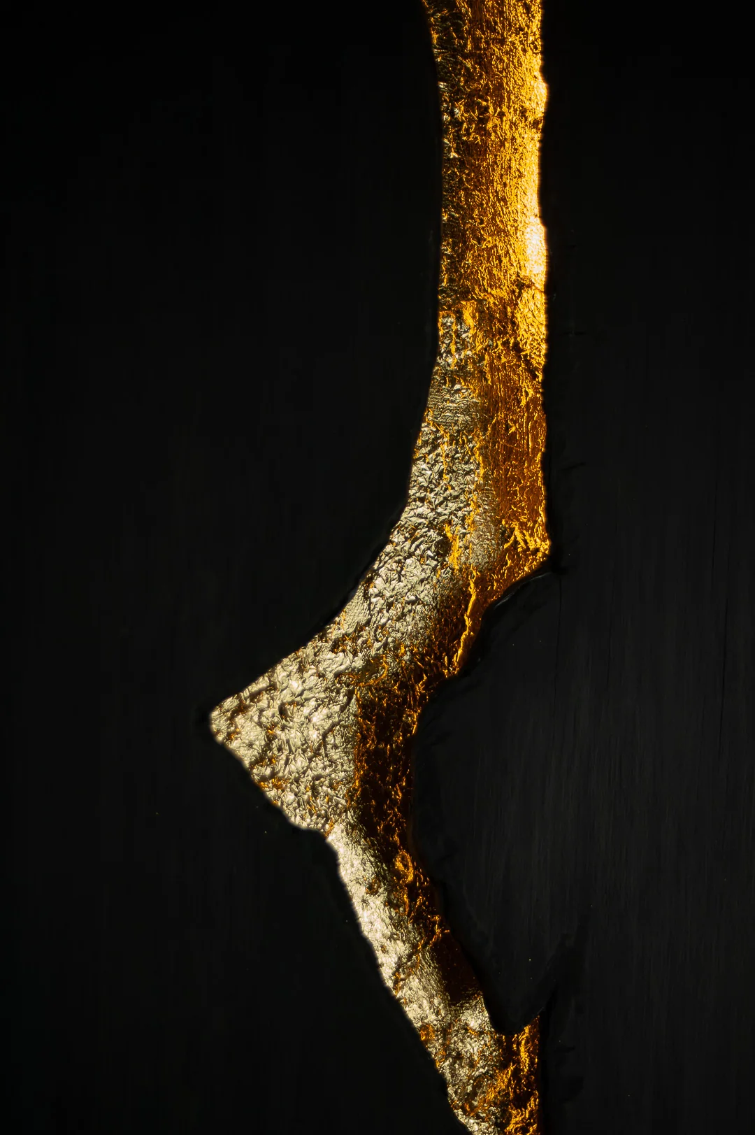 Dettaglio 5 di Aletheia: materia e foglia d'oro