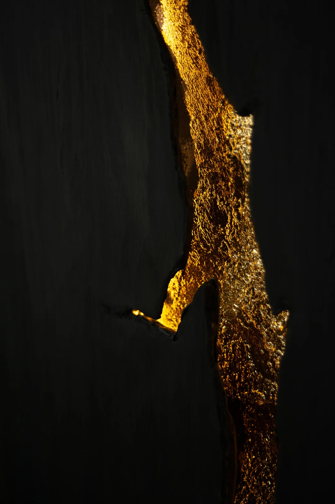 Dettaglio 6 di Aletheia: materia e foglia d'oro