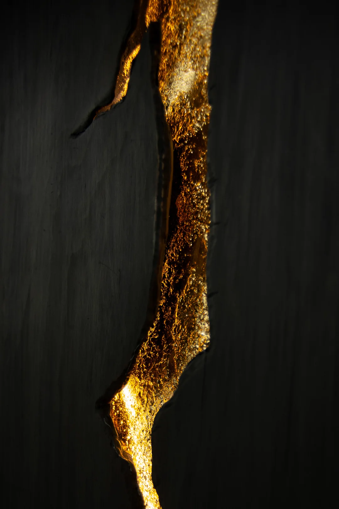 Dettaglio 7 di Aletheia: materia e foglia d'oro