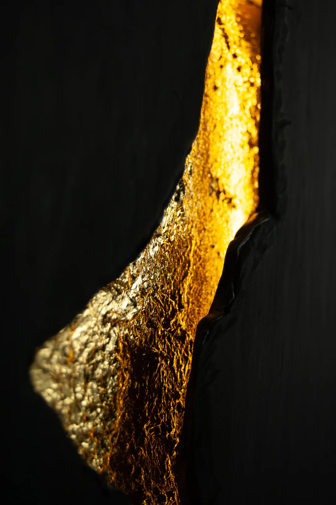Dettaglio 9 di Aletheia: materia e foglia d'oro