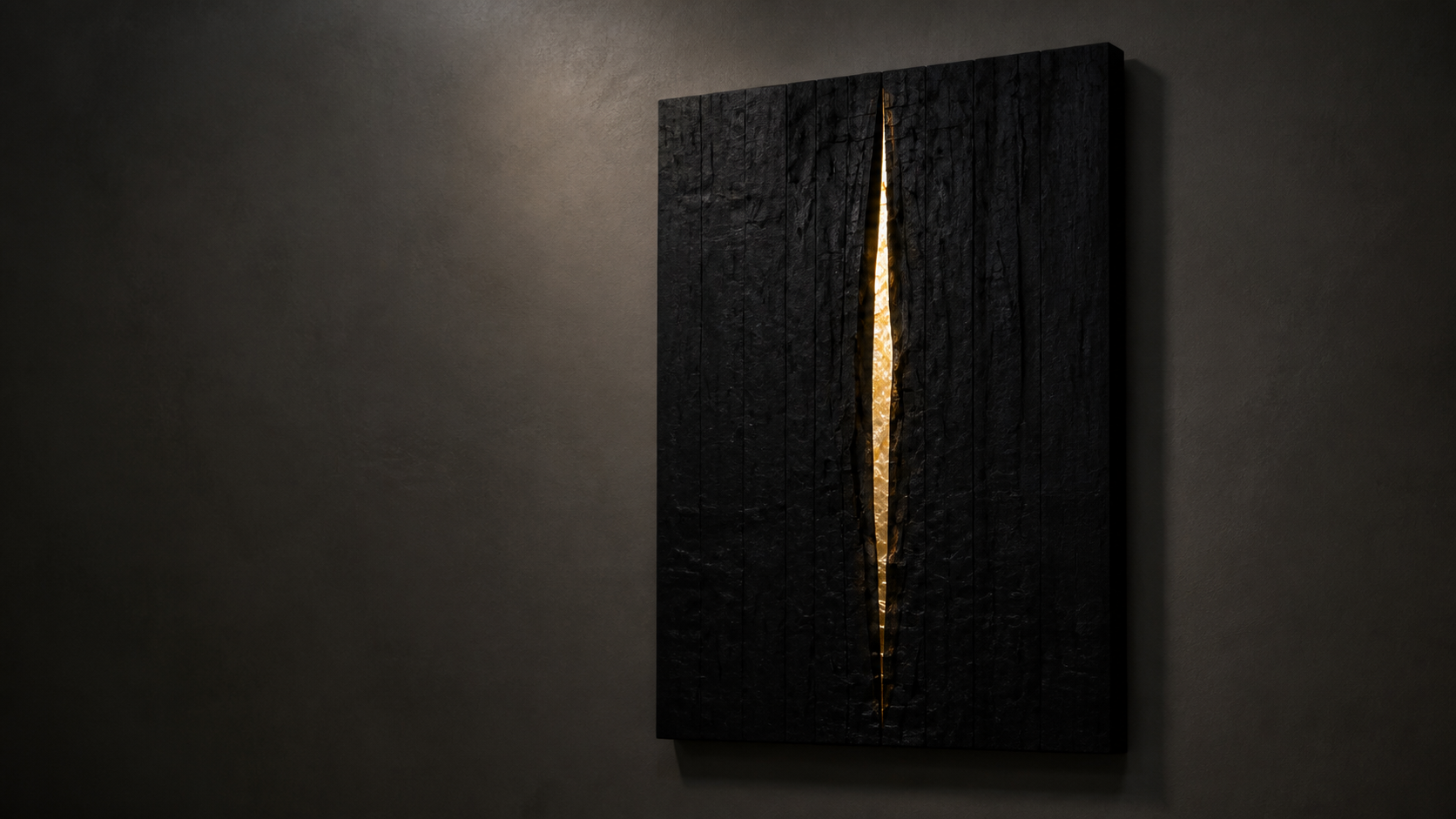 Opera in legno bruciato con apertura in foglia d'oro