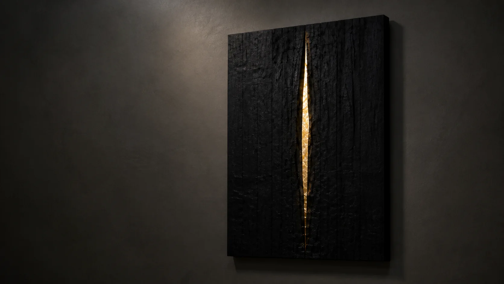 Opera in legno bruciato con apertura in foglia d'oro