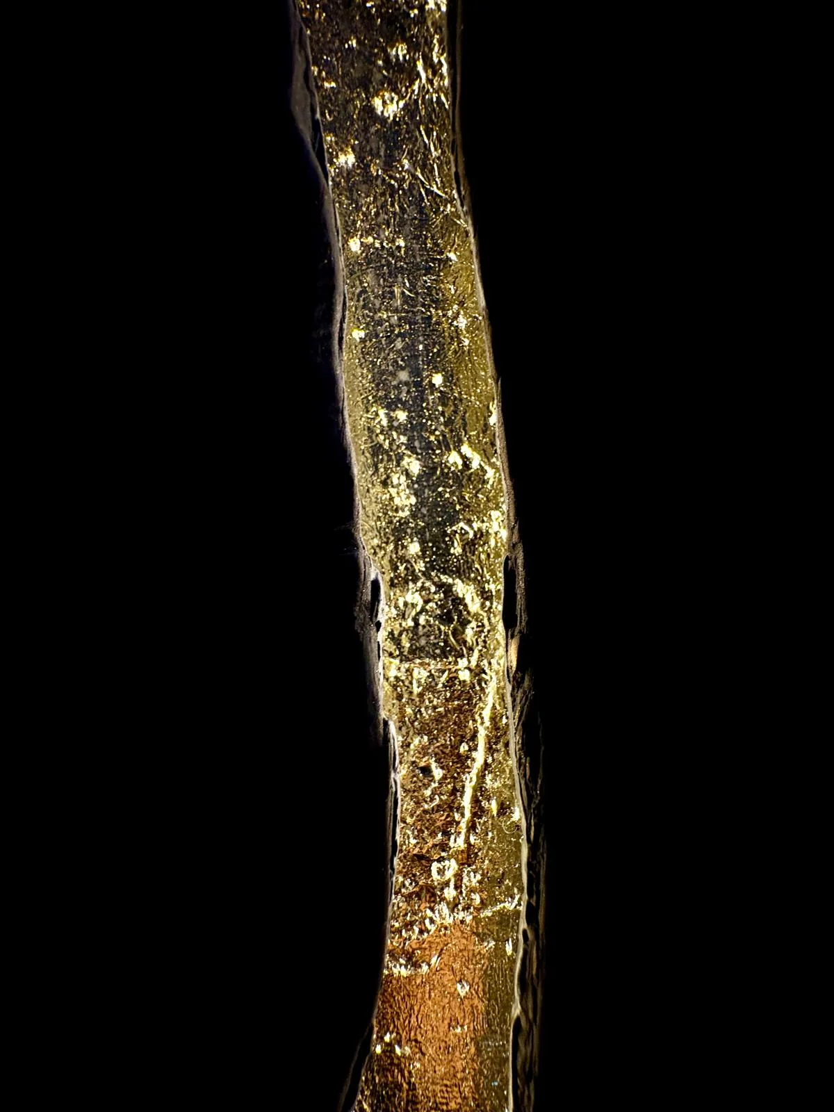 Dettaglio verticale in foglia d'oro di un'opera della ricerca Metafania